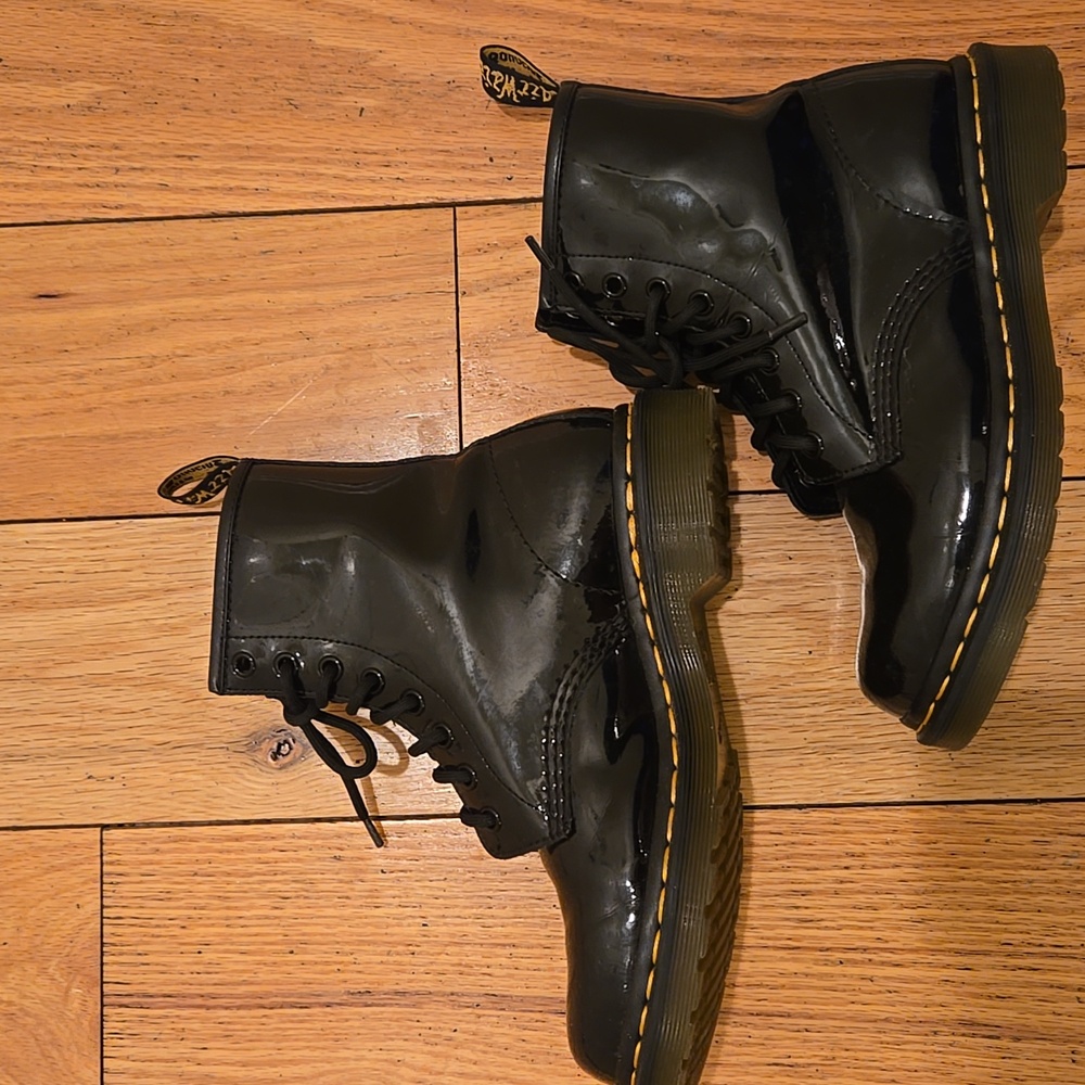 Dr Martens Lace Up Boots Women's 7 Genuine Patent Leather Black Combat Shiny